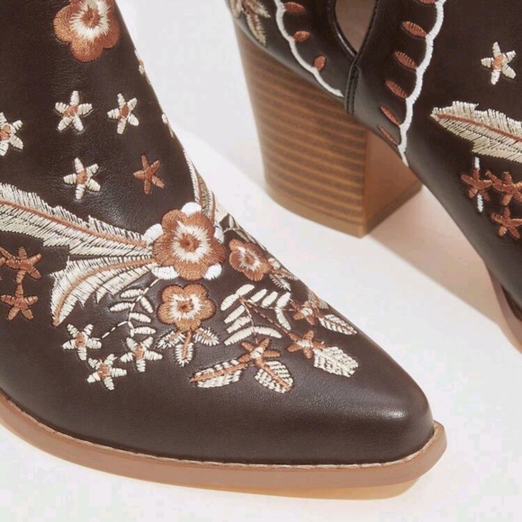 Fashionable Embroidered Ankle Western Boots For Summer Vacation Shoes - Picture 2 of 4